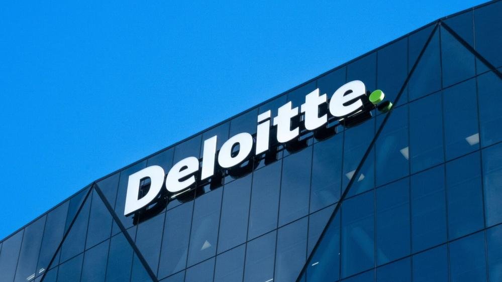 Deloitte piégé par l’IA : ce rapport bidon leur coûte (très) cher face au gouvernement australien