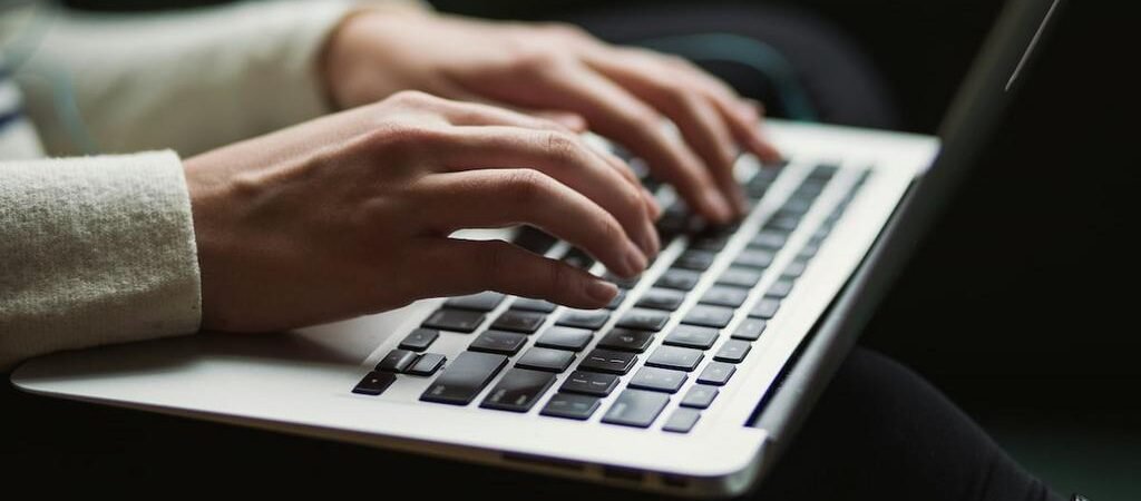 L’intelligence artificielle débarque dans la justice française : Doctrine, la legaltech qui va muscler le stylo des juristes de l’État !