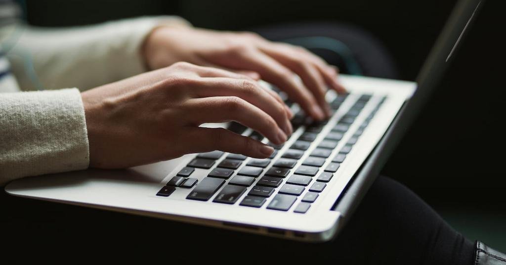 L’intelligence artificielle débarque dans la justice française : Doctrine, la legaltech qui va muscler le stylo des juristes de l’État !