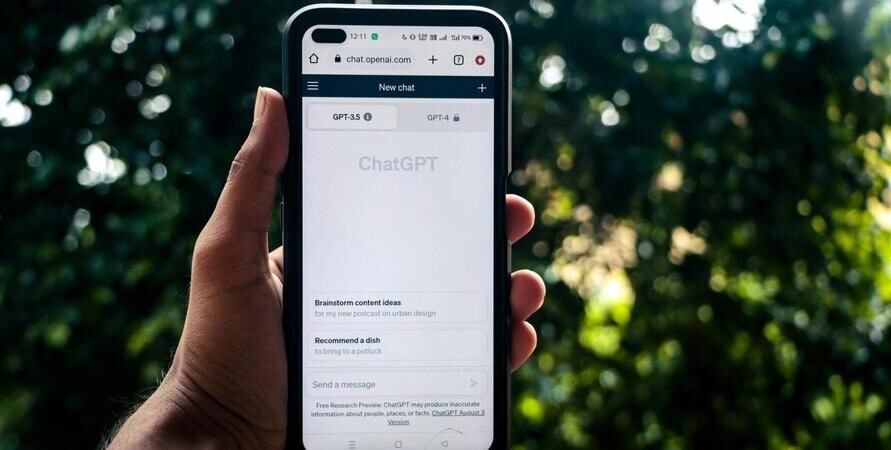 ChatGPT confident ? 47 000 conversations qui inquiètent sur la dépendance à l&rsquo;IA et notre vie privée !
