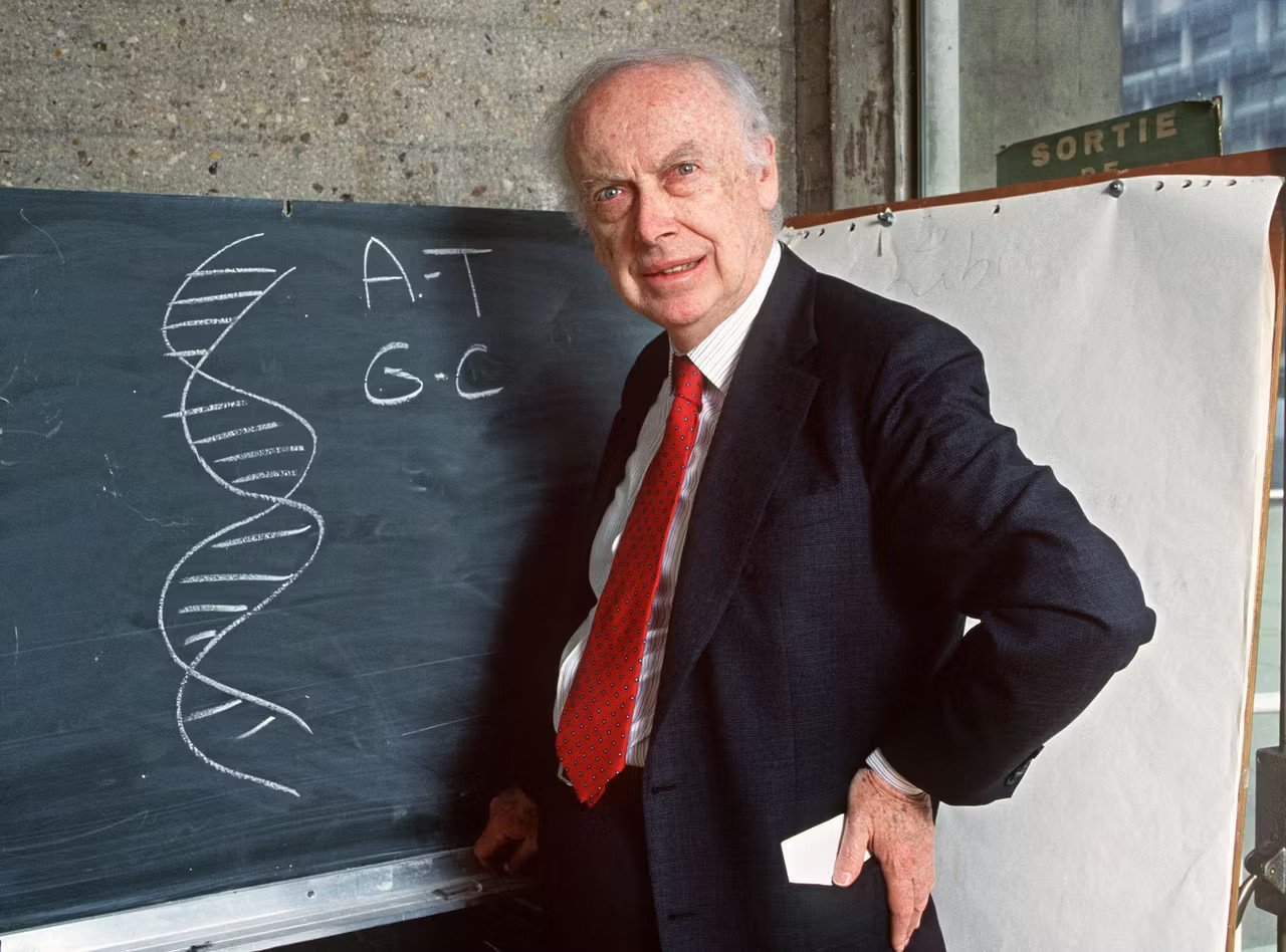 James Watson : Le génie torturé de l’ADN, entre gloire scientifique et scandales humains