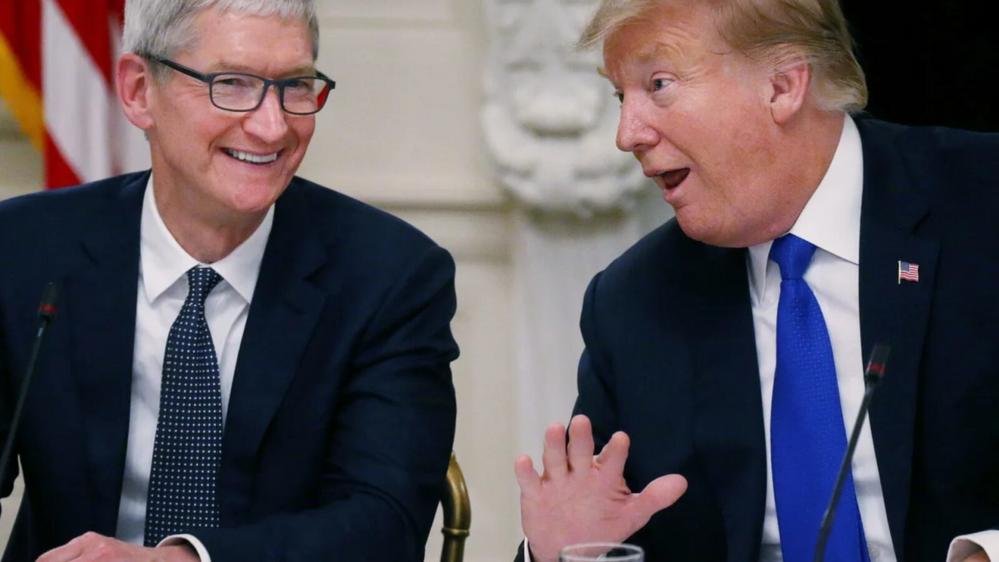Pourquoi Tim Cook est monté à bord de l’Air Force One direction Tokyo avec Donald Trump… et ce que ça change pour Apple (et pour nous !)