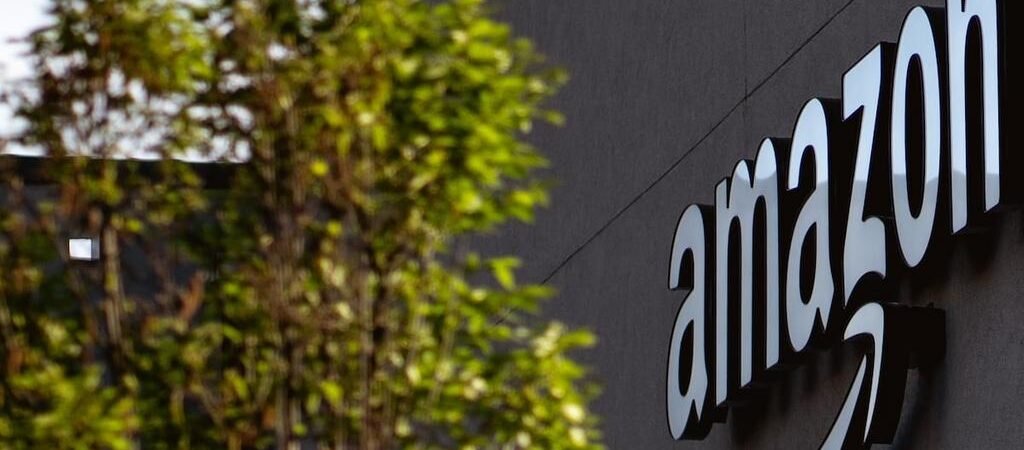 Amazon prépare un investissement colossal de 10 milliards de dollars dans OpenAI : le choc des titans de l’IA