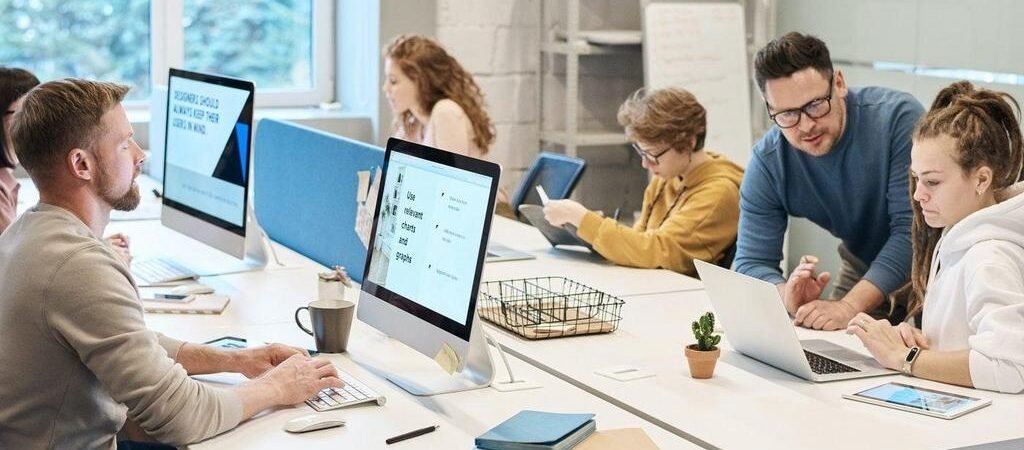 Prompt Engineer : le métier né avec ChatGPT qui peut payer jusqu’à 300 000€ par an et sans diplôme obligatoire