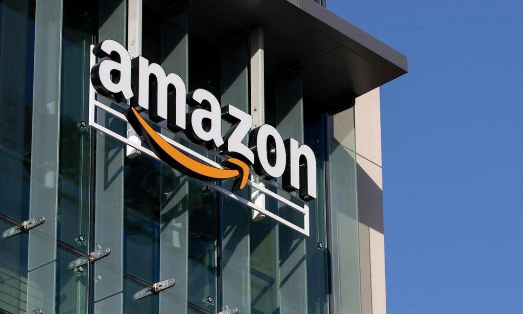 Amazon supprime 16 000 postes au nom de l’IA : ce que la restructuration dit vraiment du futur du travail