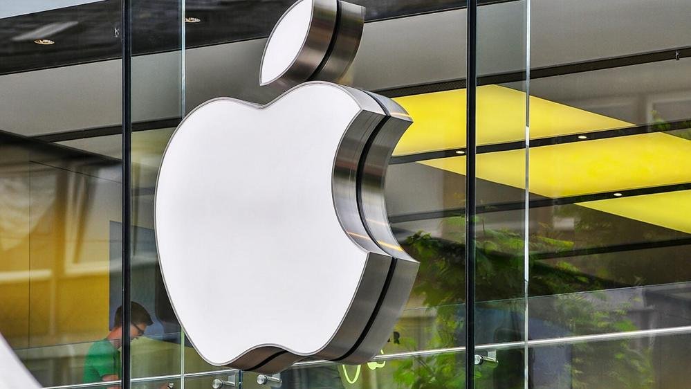 Du rififi sous le pommier : quand Google propulse le futur Siri mais fait mine de rien