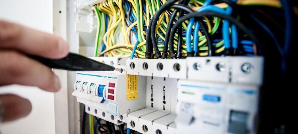 Plombiers, électriciens, techniciens CVC : pourquoi l’IA booste leur carrière (et non, votre robinet ne va pas s’auto-réparer)