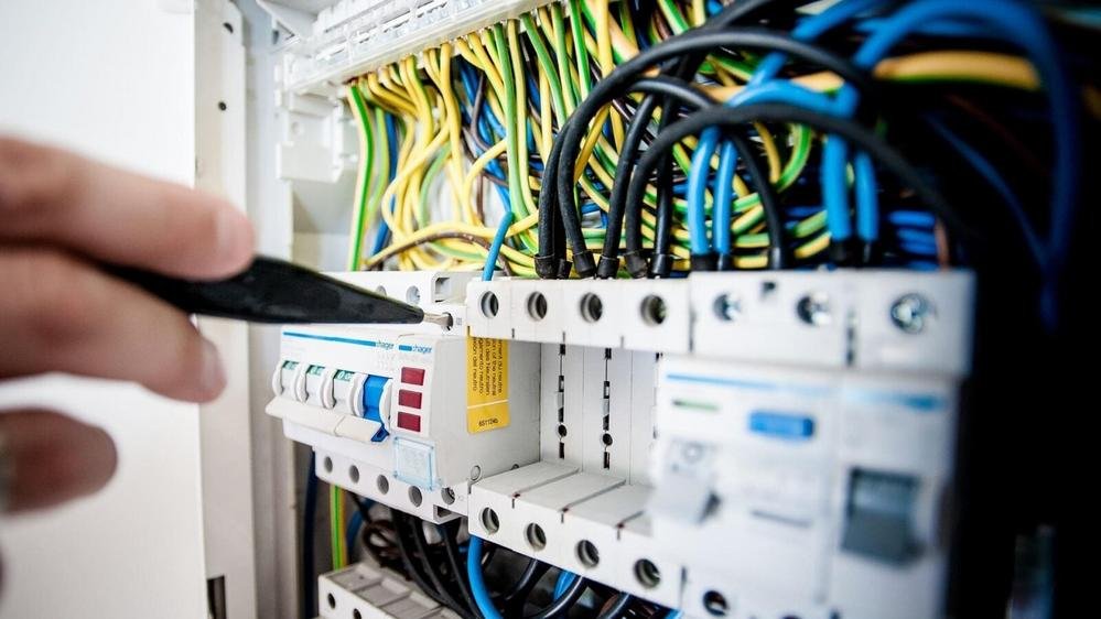 Plombiers, électriciens, techniciens CVC : pourquoi l’IA booste leur carrière (et non, votre robinet ne va pas s’auto-réparer)