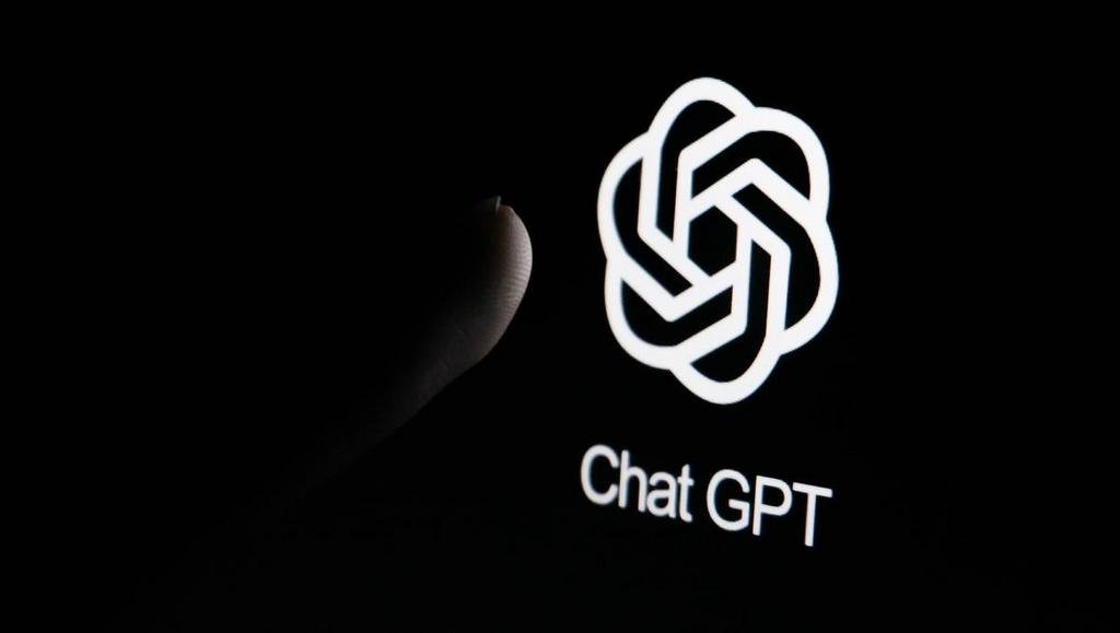 ChatGPT n’est pas votre journal intime : OpenAI assume la surveillance des conversations et ça fait grincer