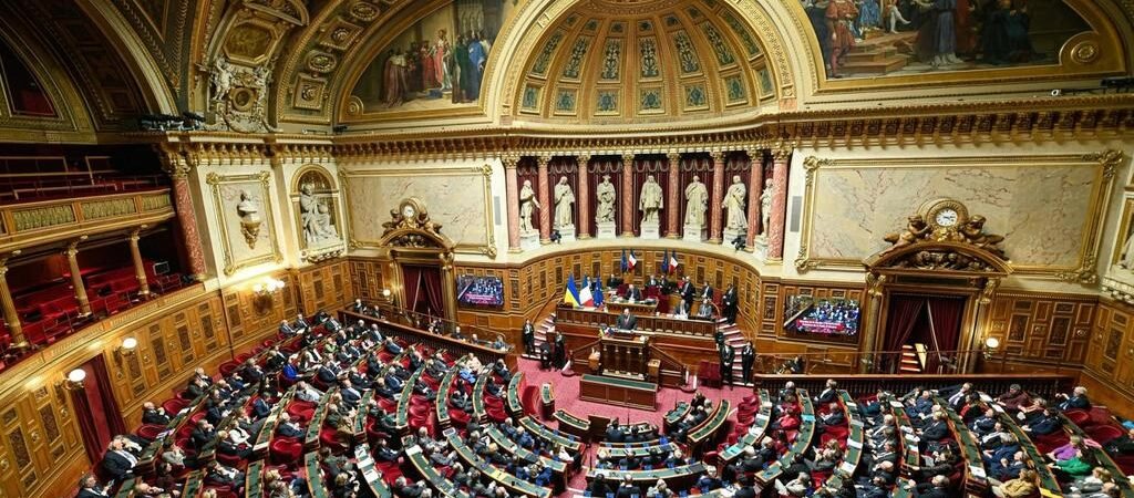IA générative et droit d’auteur : la France veut rendre les modèles « présumés coupables » et ça change (vraiment) la donne